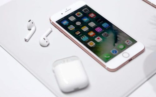 107814864_The_Apple_iPhone7_and_AirPods_are_displayed_during_an_Apple_media_event_in_San_Francisco_C-large_trans++dNLuJDSj-bduoIdVkVeVwcxqszAJoGYGBIC1-5m7MOA.jpg