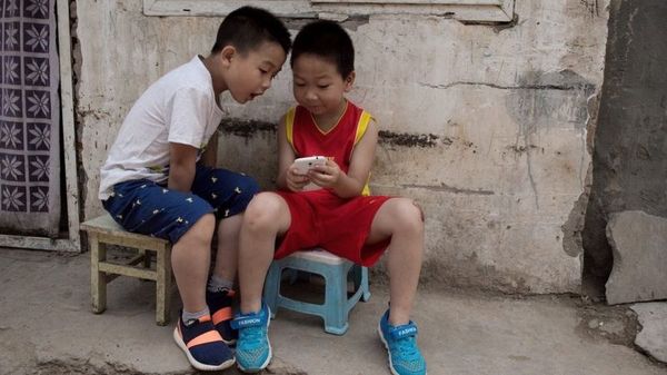 _116774538_chinesechildrenphone.jpg