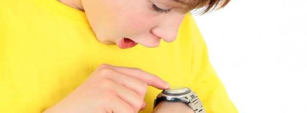 kid-confused-by-smartwatch-770x285.jpg
